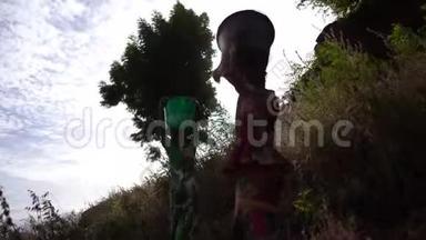 两个女孩子头上戴着水桶，一路的路上打架，穿着粗布和灌木